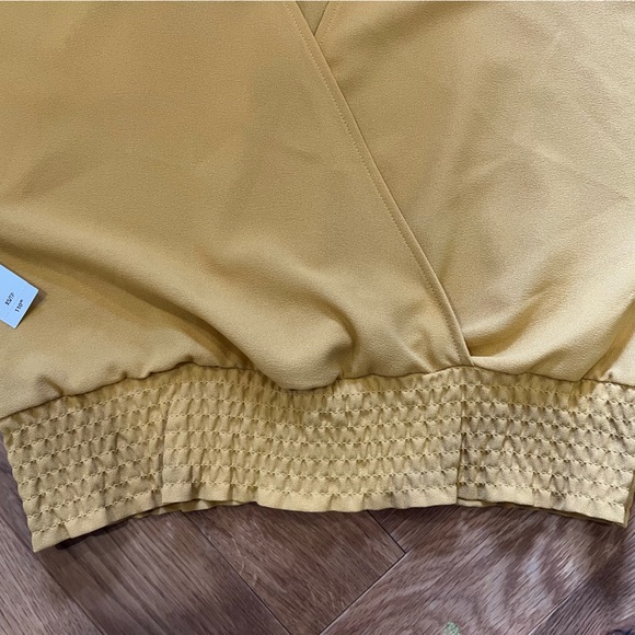 Aritzia blouse - Picture 4 of 9